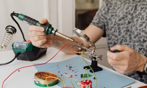 Человек с паяльником