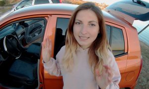 Девушка на фоне Киа