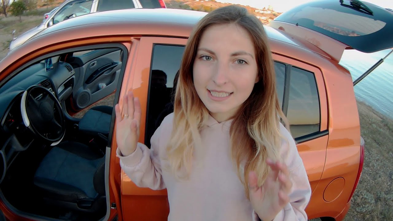 Девушка на фоне Киа