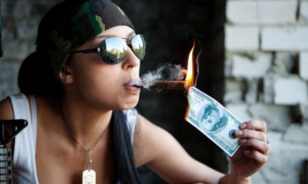 Девушка с купюрой