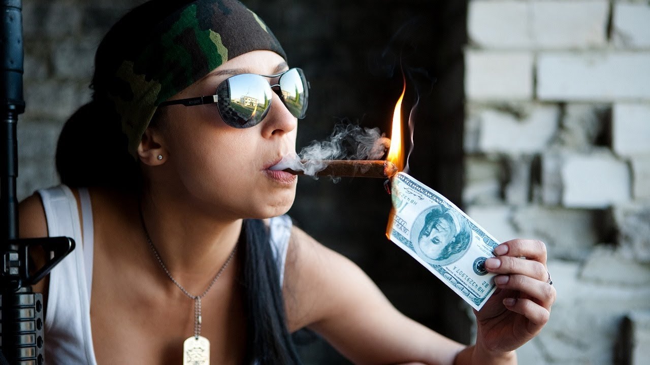 Девушка с купюрой