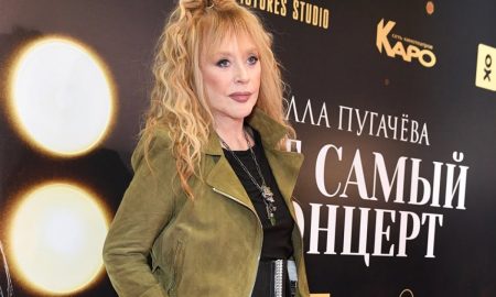 Пугачева на фоне надписей