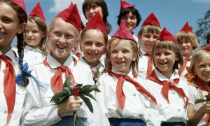 Советские школьники на линейке