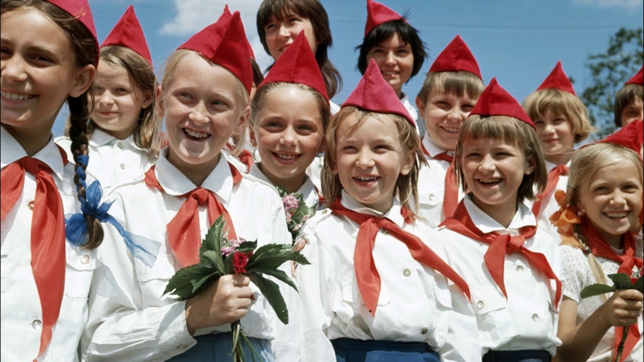 Советские школьники на линейке