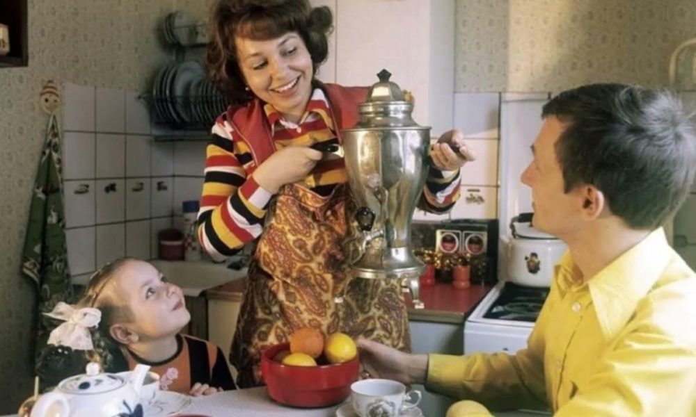 Разливает чай из самовара