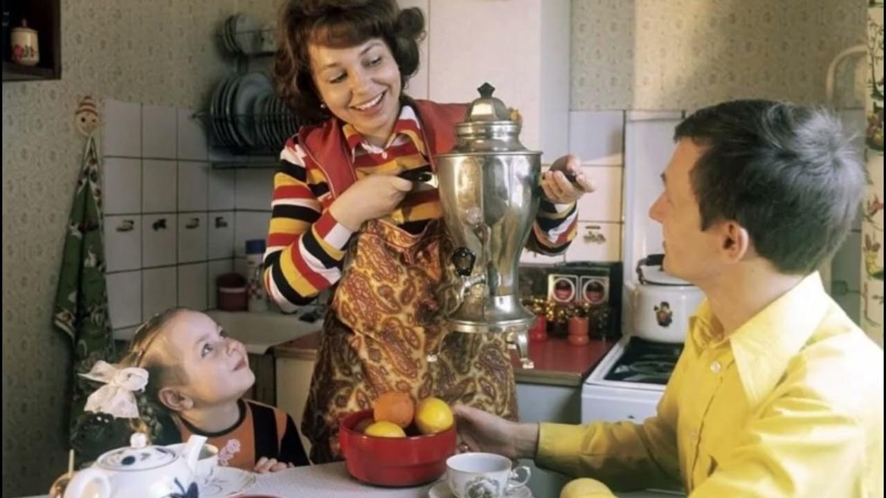 Разливает чай из самовара