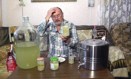 Мужчина готовит брагу