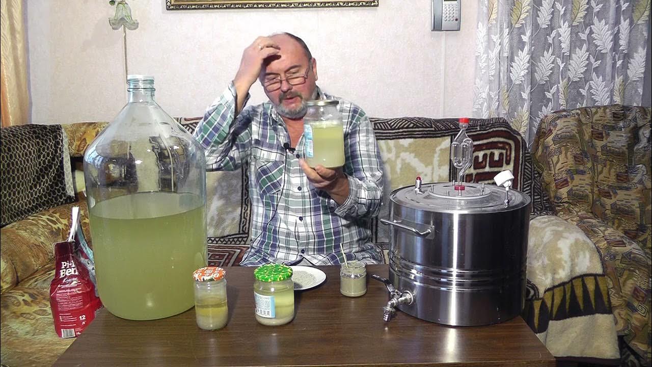 Мужчина готовит брагу