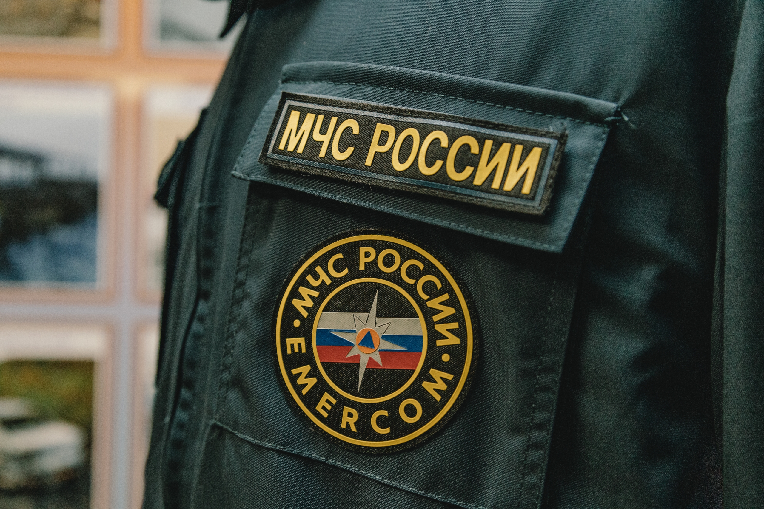 Сотрудник МЧС в форме