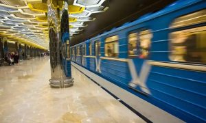 Поезд на станции метро