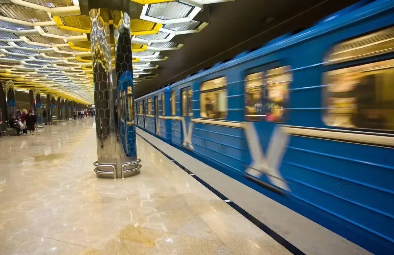 Поезд на станции метро