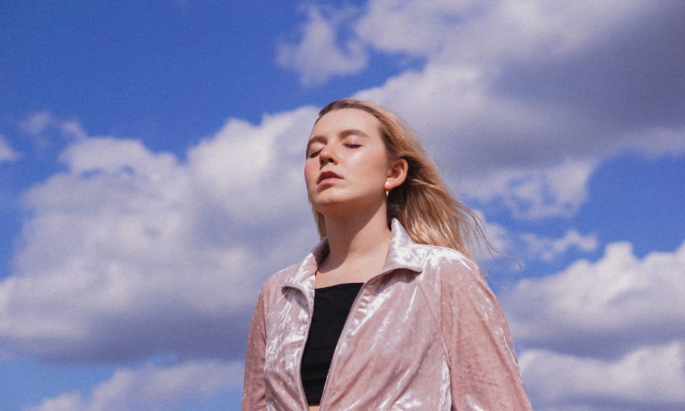 Девушка на фоне неба