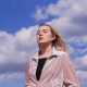 Девушка на фоне неба
