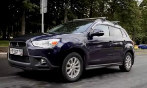 По дороге едет машина