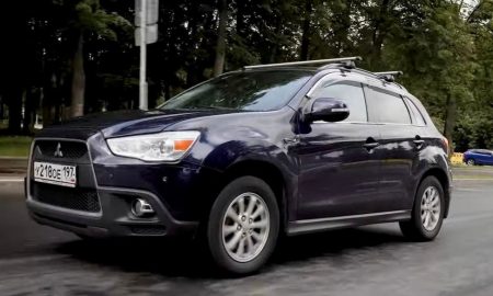 По дороге едет машина