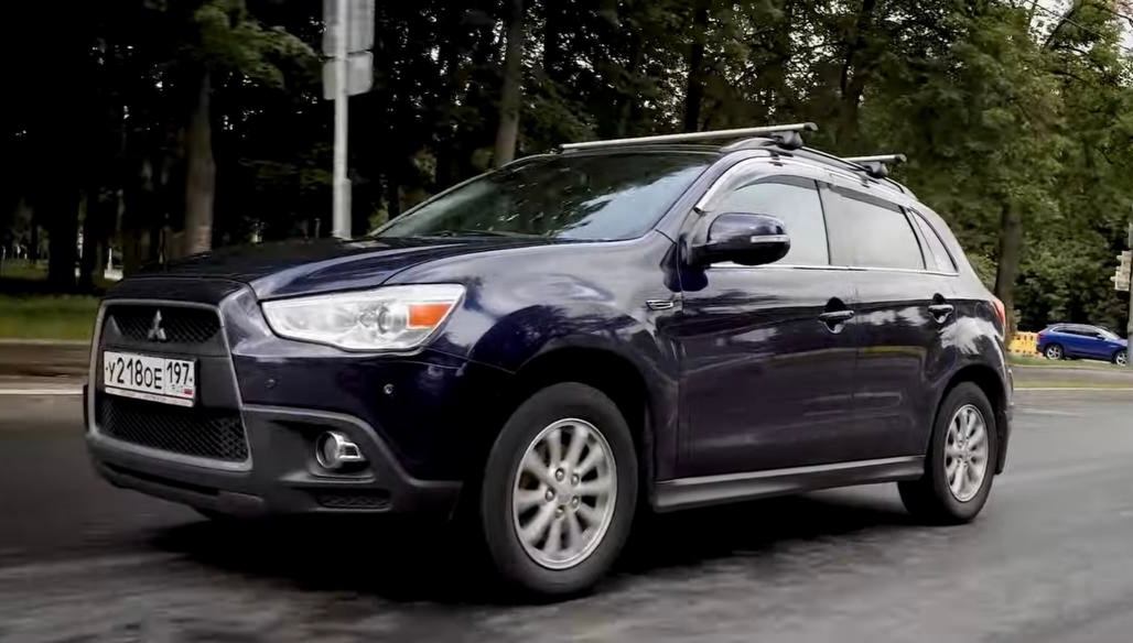 По дороге едет машина