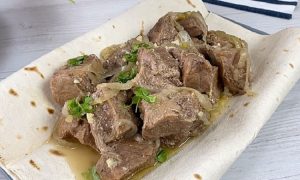 На тарелке лежит мясо