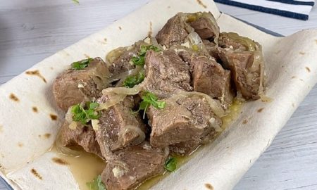 На тарелке лежит мясо