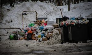 Куча мусора возле контейнеров