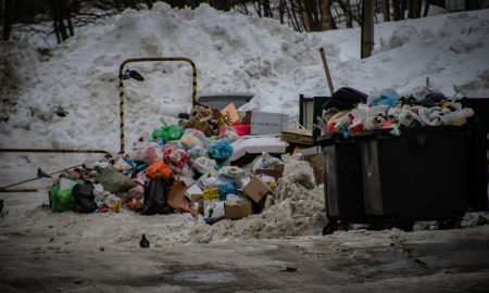 Куча мусора возле контейнеров