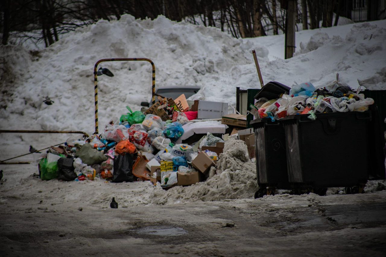Куча мусора возле контейнеров