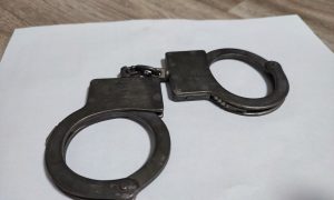 Наручники лежат на столе