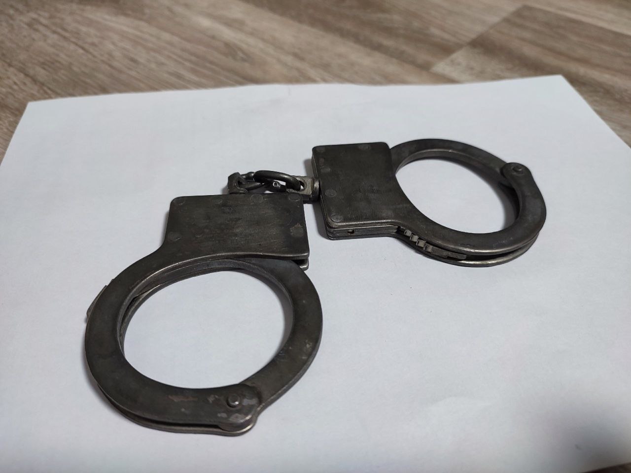Наручники лежат на столе