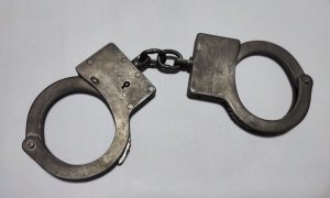 Наручники лежат на столе