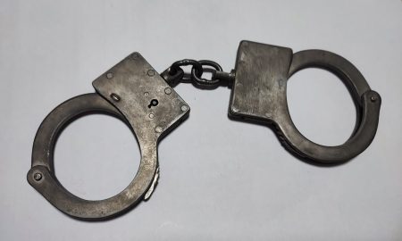 Наручники лежат на столе