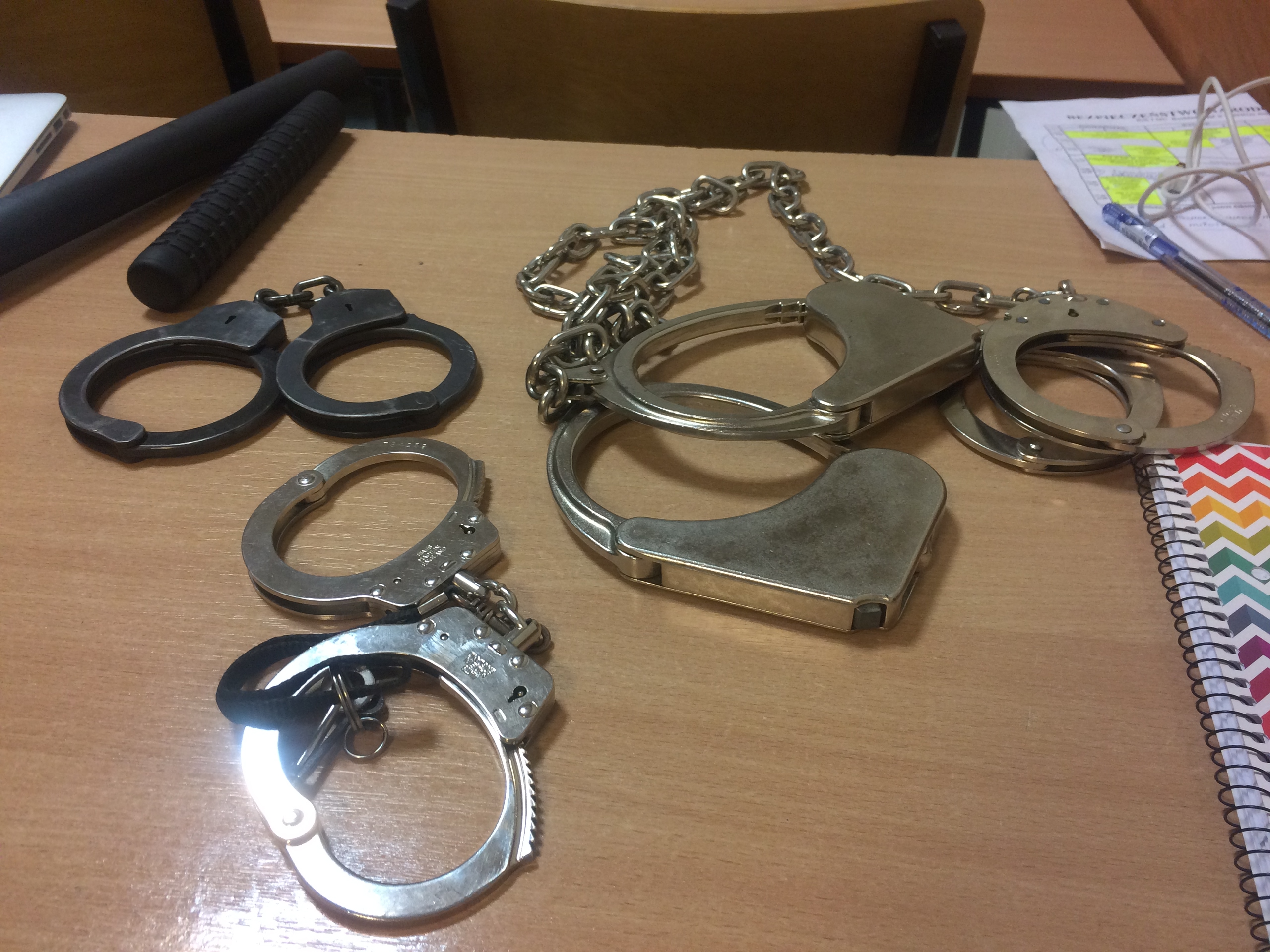Наручники лежат на столе