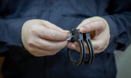 Наручники в руках полицейского