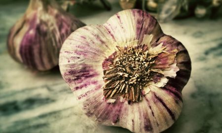 На столе лежит чеснок