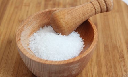 В чашке лежит соль