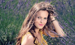 У девушки длинные волосы