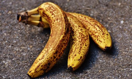 На столе лежат бананы