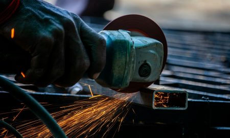 Ремонтирует болгаркой