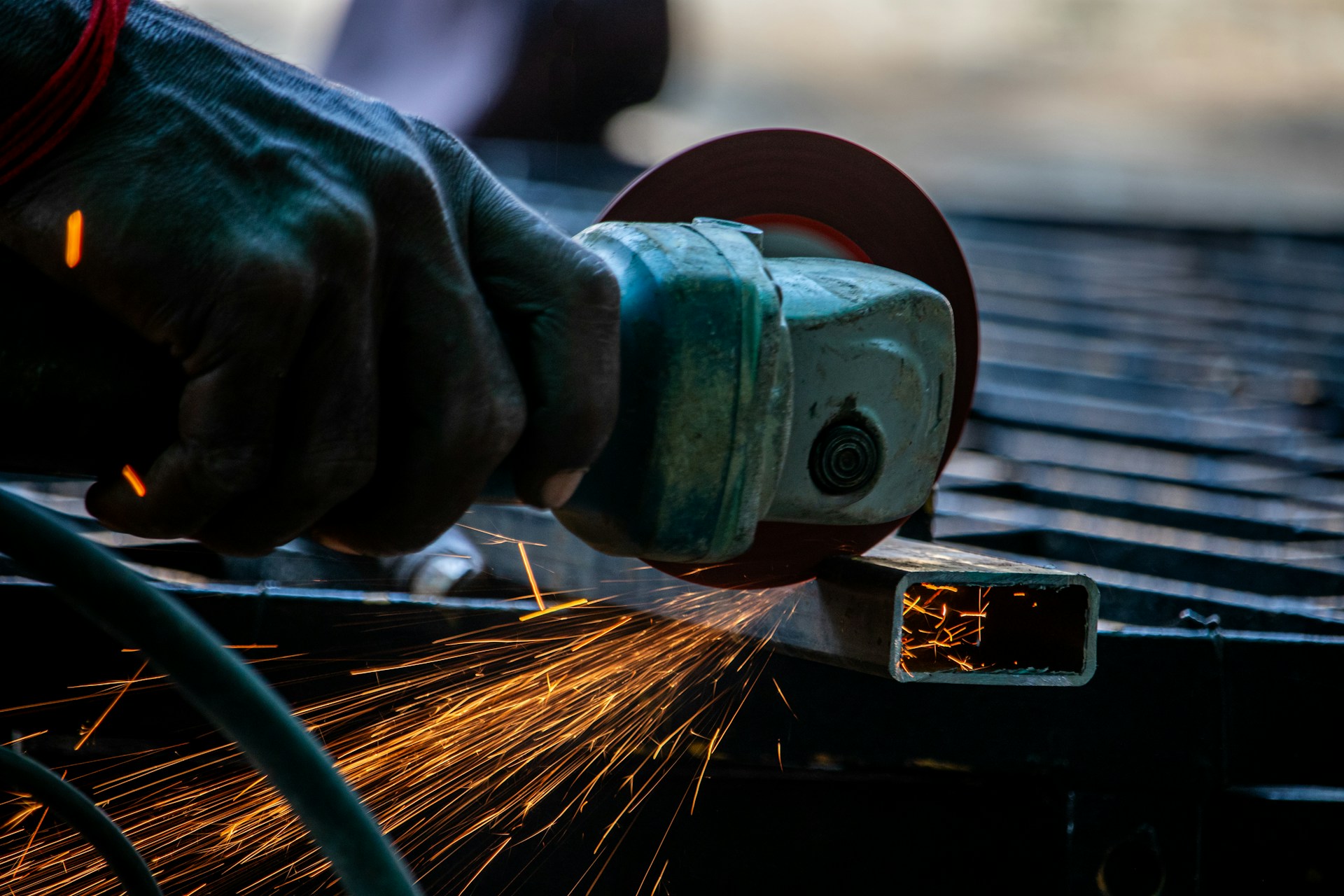 Ремонтирует болгаркой