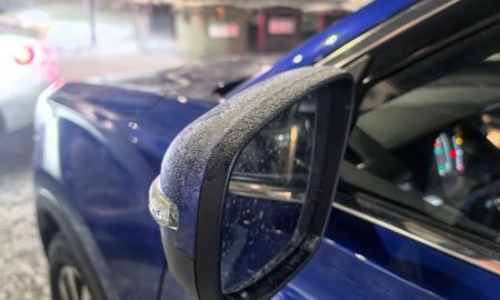 Боковое зеркало машины