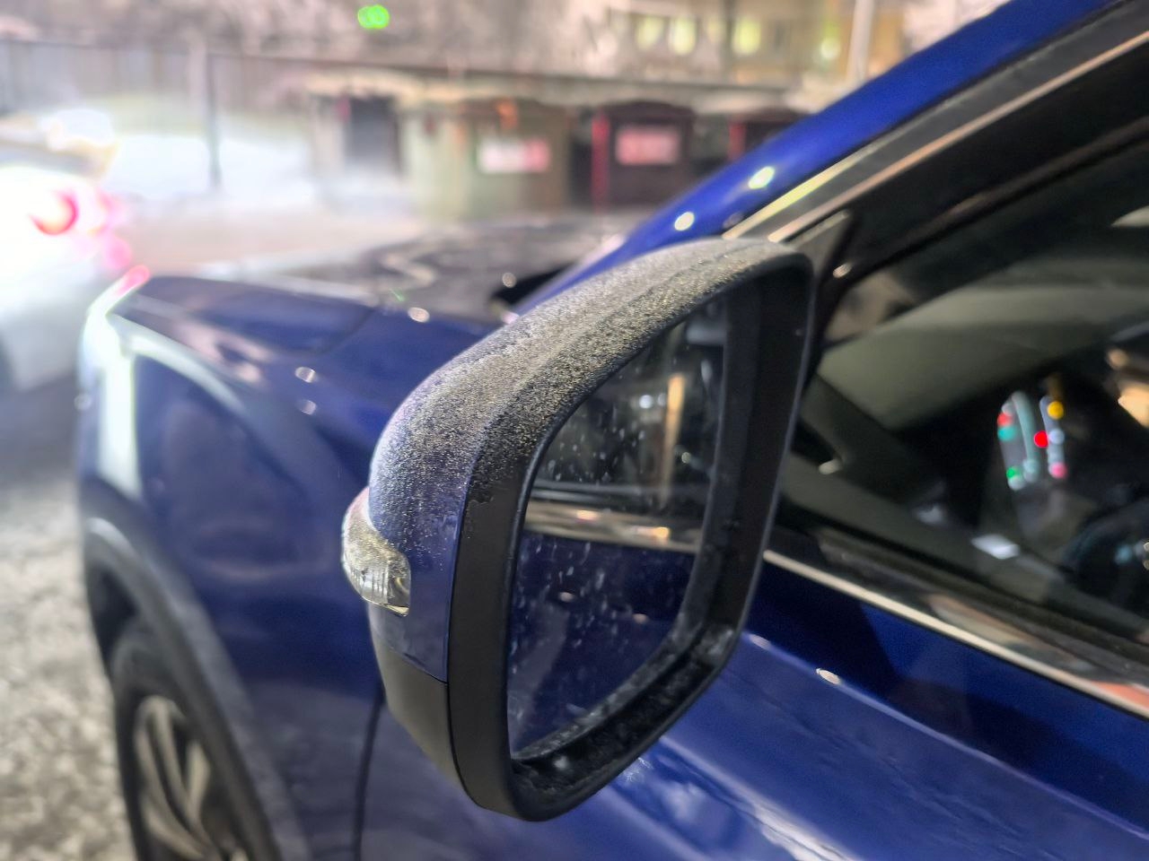 Боковое зеркало машины