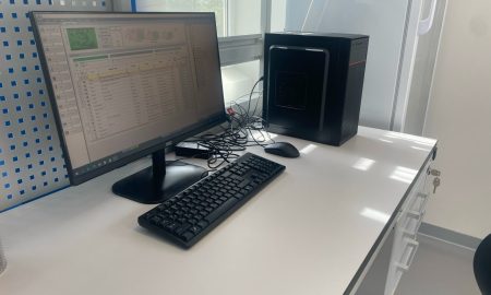 Компьютер стоит на столе