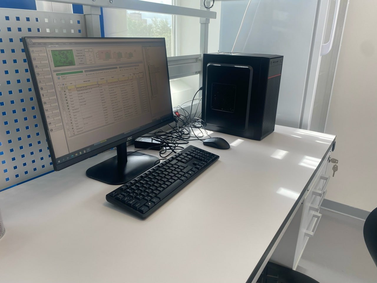 Компьютер стоит на столе