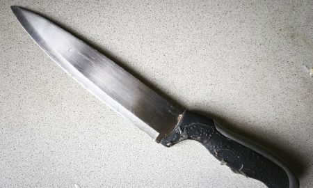 Нож лежит на столе