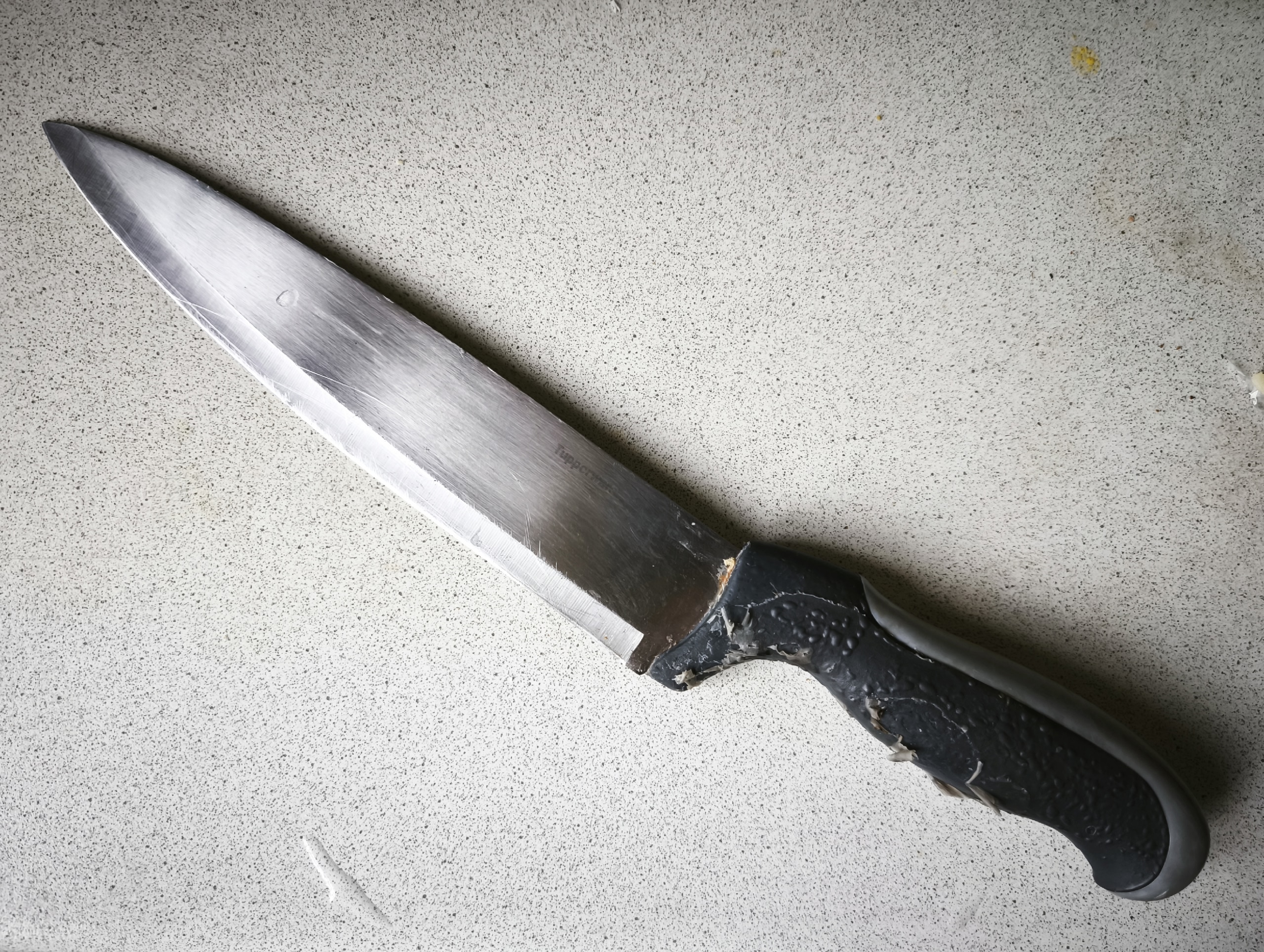 Нож лежит на столе