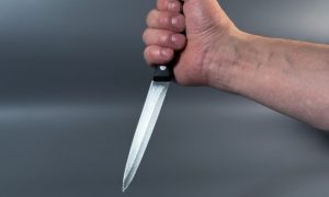 Мужчина держит нож