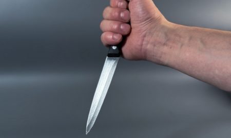 Мужчина держит нож