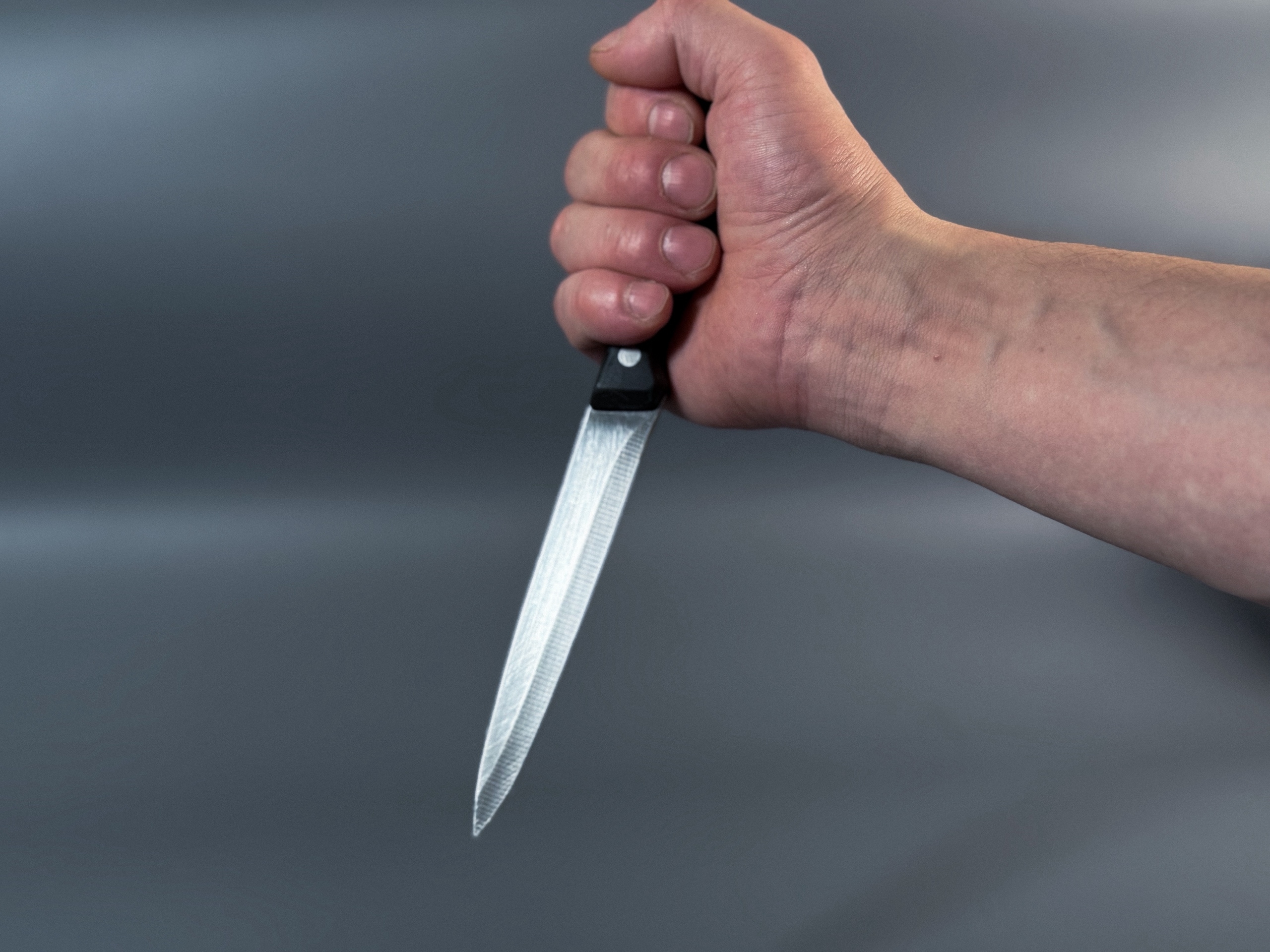 Мужчина держит нож