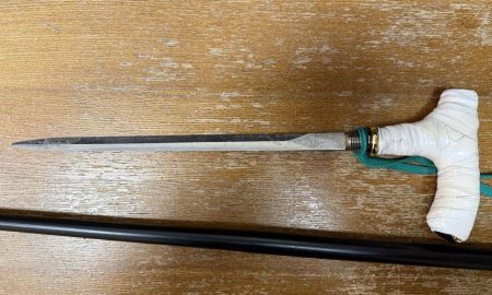 Спрятанный в трости нож