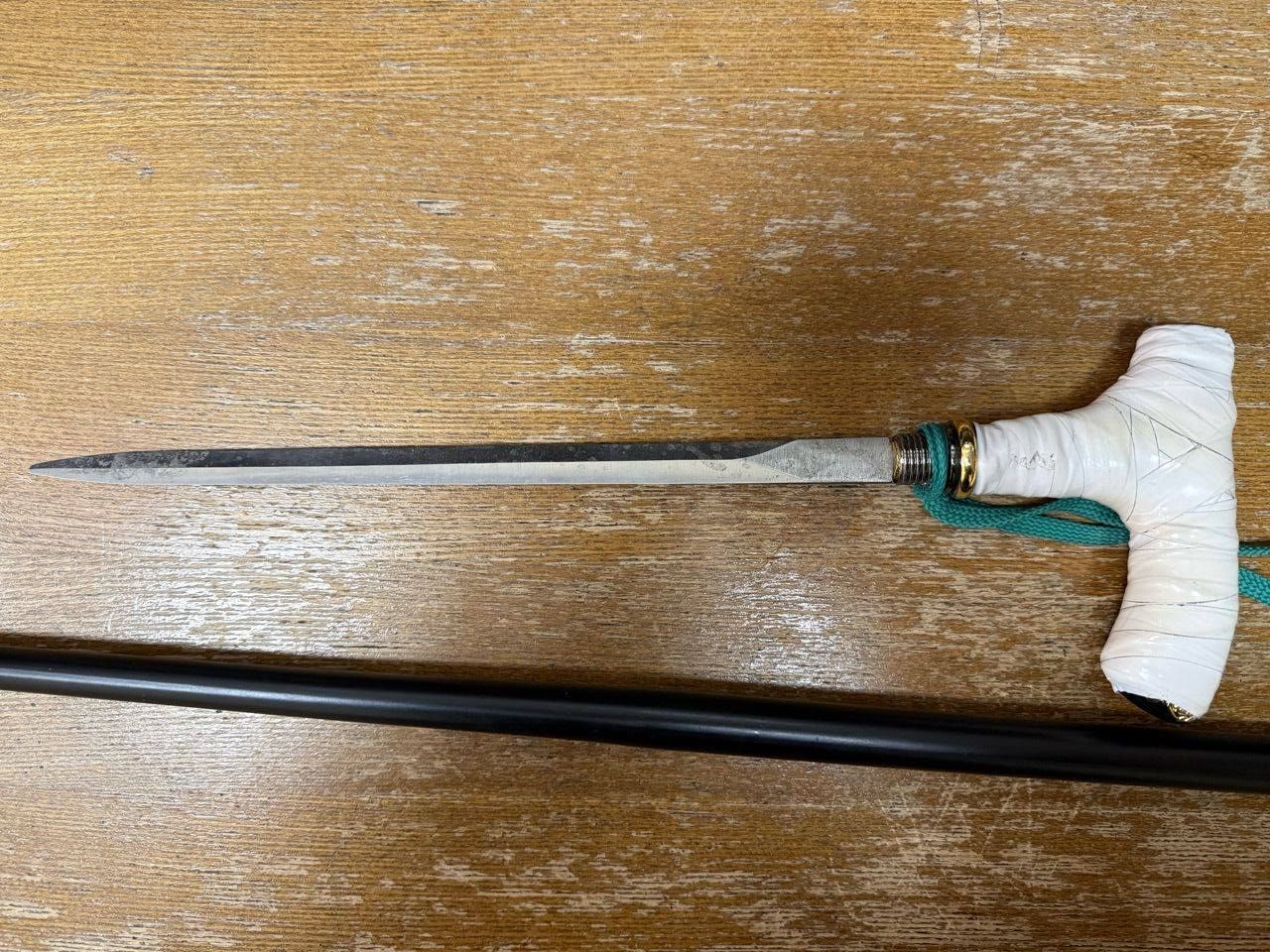 Спрятанный в трости нож