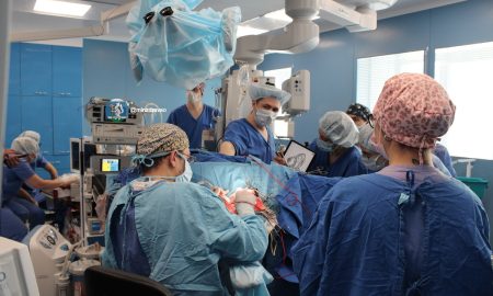 Врачи во время операции