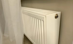 Современная батарея в квартире